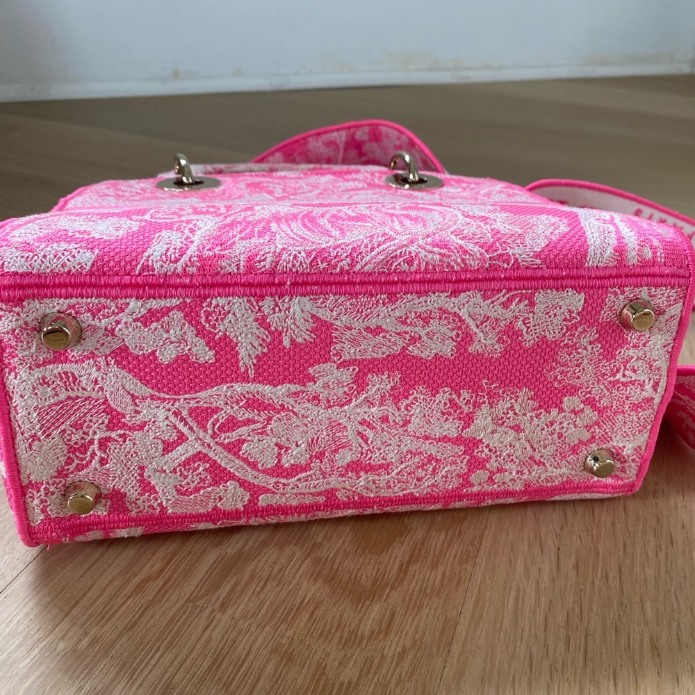 MEDIUM LADY D-LITE BAG
Pink Toile de Jouy Reverse Embroidery - Picture 4 of 14